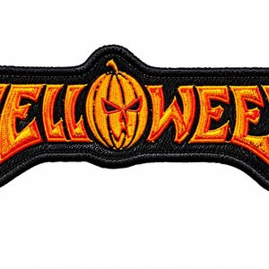 Op de afbeelding: Een geborduurde patch met een zwarte achtergrond en oranje-naar-geel verloopletters die HELLOWEEN spellen. De letter O is vervangen door een gestileerde oranje pompoen met een uitgesneden gezicht met scherpe, driehoekige ogen en een gekartelde mond.