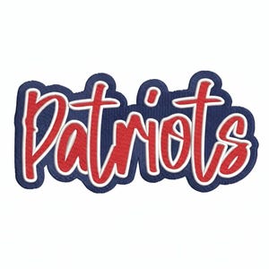 Puede incluir: Un parche bordado que presenta la palabra Patriots en una fuente cursiva roja con un borde blanco, sobre un fondo azul oscuro que sigue el contorno de las letras. El bordado tiene una textura visible en todo el diseño.