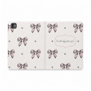 Étui pour tablette à motif nœud rose | Scénario « Je suis littéralement juste une fille »
