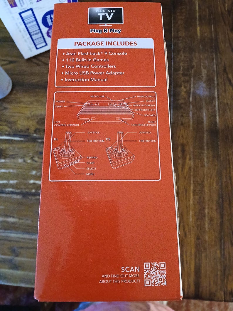 Puede incluir: Una caja de consola Atari Flashback 9 naranja con texto Plug N Play, una lista de 110 juegos integrados, dos mandos con cable, un adaptador de corriente micro USB y un manual. La caja incluye un diagrama de la consola y los joysticks.
