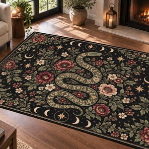 Könnte beinhalten: Ein rechteckiger Teppich mit schwarzem Hintergrund und einer großen, gewundenen grünen Schlange in der Mitte. Das Design zeigt detaillierte rote und weiße Blumenmuster, grünes Blattwerk sowie goldene Himmelsmotive wie Sterne und Mondphasen.