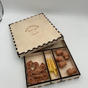 Ten Bridesmaids - box, lamps and jugs (9-12)