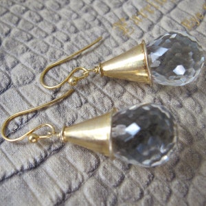 Brincos com pingente perfurado em quartzo e lavagem em ouro amarelo. OOAK, feito à mão pela Maisonette de Madness Fine Gem Jewelry.