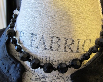 Art Deco FRANSE JET-ketting met zwarte en heldere kwartskristal. Zwarte decoratieve mode-sieraden. Nieuw geregen choker met zwarte glaskralen