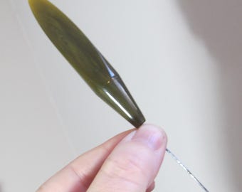 Alfiler de sombrero de baquelita verde oliva mármol de los años 30 y 40, 6 1/8 pulgadas, estilo Art Déco, estilo vintage auténtico