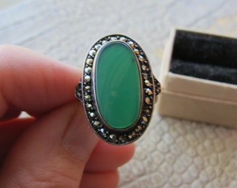 Ring med grön kalcedonsten och markasiter i art déco-stil. Stämplat tyskt sterling. Storlek 6 1/2, tyska markasitsmycken.