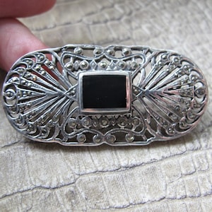 Broche con filigrana de marcasita y plata auténtica, diseño de gargantilla. Joyería de marcasita estilo art déco alemán. Broche de ónix negro y marcasita.