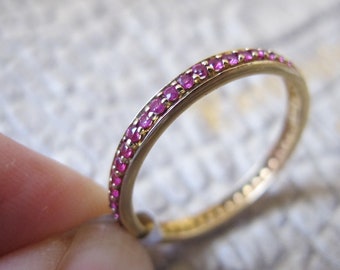 18k Yellow Gold & Bead Set Ruby Band Ring. Size 7 3/4 Ring. 18 Karat 750 Yellow Gold Wedding Band. Fine Jewelry GOLD GEMSTONE Stacking Ring
