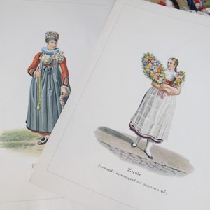 Op de afbeelding: Twee vintage illustraties van vrouwen in traditionele Zwitserse kleding. De eerste vrouw draagt een blauwe jurk met rode accenten en een witte hoofdbedekking. De tweede vrouw draagt een witte jurk met een bloemenkrans en een roze sjerp. De tekst onder de tweede afbeelding luidt "Zürich, Servante annonçant un nouveau né."
