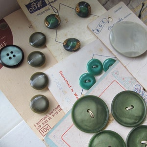 Seleção de botões verdes não utilizados em cartões. Costura, artesanato, criação, botões. Costura de botões, suprimentos para fantasias, design de botões.