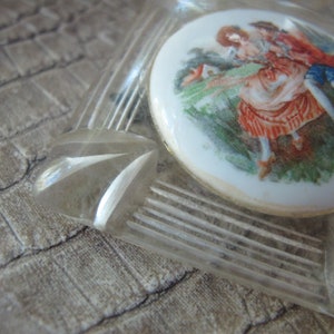 Lucite en porselein &#39;Lovers&#39; scene art-deco-tijdperk broche. Kostuum jaren &#39;30 tot &#39;40 mode-broche. Heldere Lucite Cameo Broche. Retro romantisch
