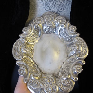 Plato, cuenco y decoración exótica para el hogar hechos a mano en plata de ley egipcia repujada. Decoración de mesa de plata auténtica con sello tribal del norte de África