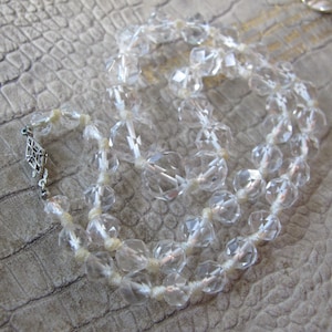 Naszyjnik typu choker z fasetowanych kryształów z zapięciem filigranowym z 14-karatowego białego złota, długość 18 cali. Klasyczny styl XX wieku, koraliki w stylu czeskim