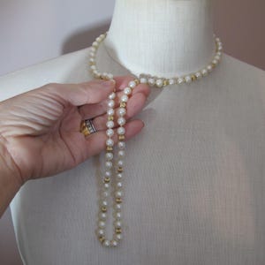 Halsband med odlade längre pärlor och 14k guldräfflade pärlor, dödsbo, en ägare, vintage 70-tal, japanska saltvattenspärlpärlor, i befintligt silke bild 9
