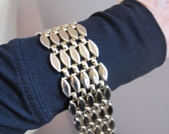 Ampio bracciale a catena a maglie tono oro di design, firmato MONET, stile retrò di metà secolo, ampio braccialetto di moda di qualità scadente in stile anni '40