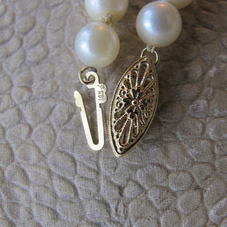 Halsband med odlade längre pärlor och 14k guldräfflade pärlor, dödsbo, en ägare, vintage 70-tal, japanska saltvattenspärlpärlor, i befintligt silke bild 5