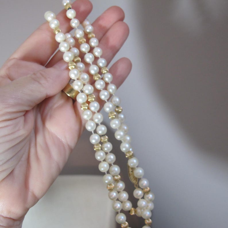 Halsband med odlade längre pärlor och 14k guldräfflade pärlor, dödsbo, en ägare, vintage 70-tal, japanska saltvattenspärlpärlor, i befintligt silke bild 12