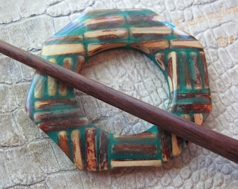 Handgemaakte ambachtelijke OOAK sjaal pin sluiting houder. Houten stok met ring van acryl en takjeshout. Handgemaakte kunstenaar gemaakt sjaal sjaal Pareo pinnen