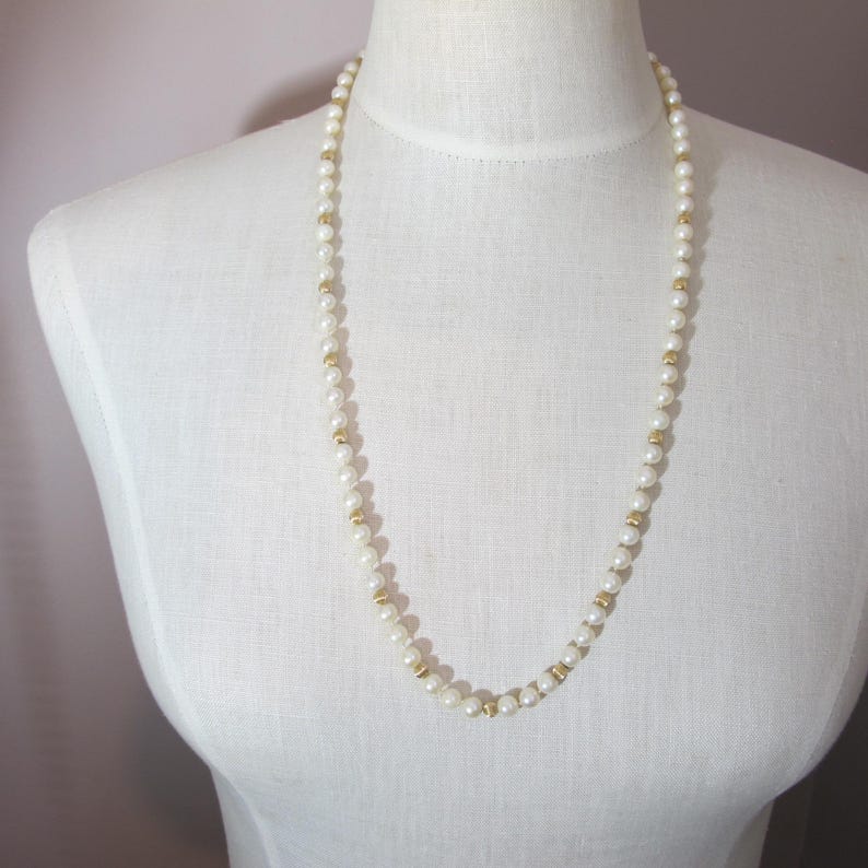 Halsband med odlade längre pärlor och 14k guldräfflade pärlor, dödsbo, en ägare, vintage 70-tal, japanska saltvattenspärlpärlor, i befintligt silke bild 7