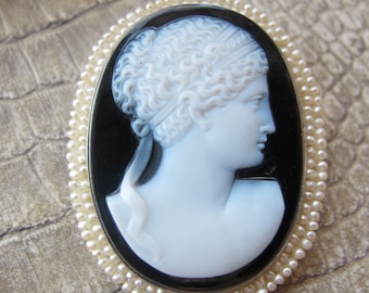 Snidad kameo, Sardonyx-hårdsten, fröpärlor, 14 karats vitguld, antik-vintageålder. Fint snidad lysande utsökt exceptionell kameo