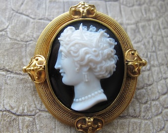 1800-tals kamé i hårdsten i 18k gult guld, brosch, stämplad, antik kamé, etruskisk revival, mitten av 1800-talet, utsökt fina smycken