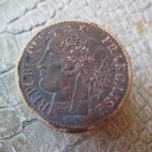 Antigua caja redonda de cartón con publicidad francesa. "Republique Francaise", siglo XIX, principios del siglo XX. Caja de 2 centavos, similar a una moneda francesa.