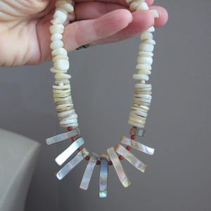 Collar babero estilo años 70 con cuentas de concha, ideal para escapadas veraniegas en la playa, estilo bohemio y divertido.