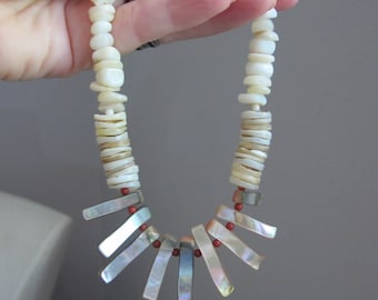 Halskette mit Muschelperlen im 70er-Jahre-Stil, perfekt für den Strandurlaub im Sommer, Boho-Chic
