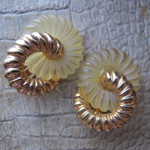 Vintage Gold Costume & Carved Resin Clip Earrings. Good Fashion Jewelry, Iconic Chic Design, Fabulous Fakes Style, Costume Clip On Earrings