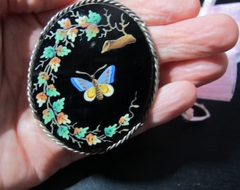 Antik viktoriansk handmålad blommig lövfjärilsgren på glas broschnål i sterlingsilver. Signerade statement-smycken. Insektsnålar 925