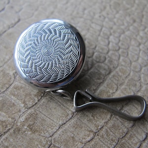 Ketcham McDougall zilverkleurige intrekbare kettingpin broche, receptie winkelier, kleine pin broche Chatelaine 4 mechanisch horloge, loep, pen