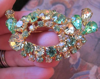 Broche de diamantes de imitación de citrino verde de Kramer of New York, bisutería en tono dorado.
