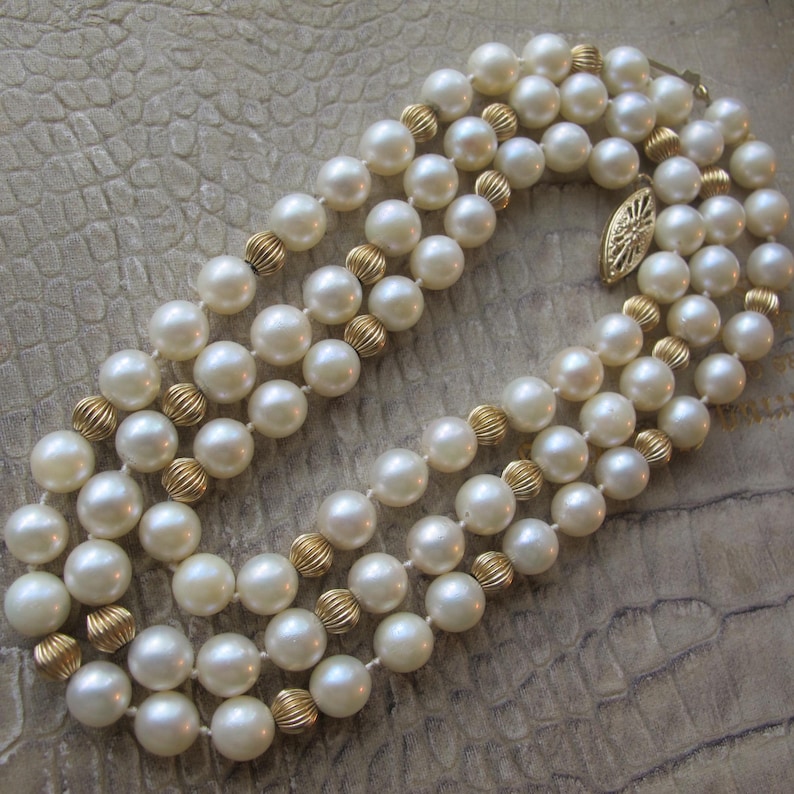 Halsband med odlade längre pärlor och 14k guldräfflade pärlor, dödsbo, en ägare, vintage 70-tal, japanska saltvattenspärlpärlor, i befintligt silke bild 1