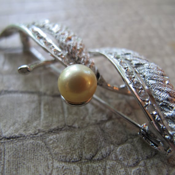 Monet Jewelry | Vintage Monet Pearl Brooch | Color: Cream