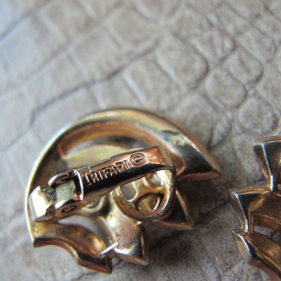 Retro Crown Trifari Gold Tone Fashion Ear Clip Ea… - image 8