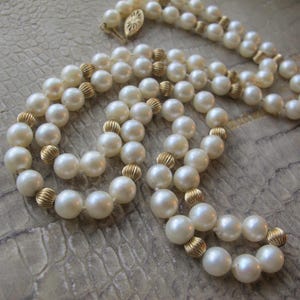 Halsband med odlade längre pärlor och 14k guldräfflade pärlor, dödsbo, en ägare, vintage 70-tal, japanska saltvattenspärlpärlor, i befintligt silke bild 4