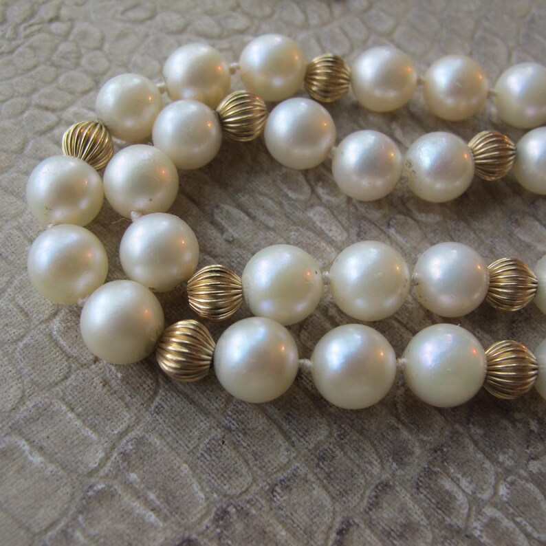 Halsband med odlade längre pärlor och 14k guldräfflade pärlor, dödsbo, en ägare, vintage 70-tal, japanska saltvattenspärlpärlor, i befintligt silke bild 3