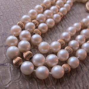 Halsband med odlade längre pärlor och 14k guldräfflade pärlor, dödsbo, en ägare, vintage 70-tal, japanska saltvattenspärlpärlor, i befintligt silke bild 6