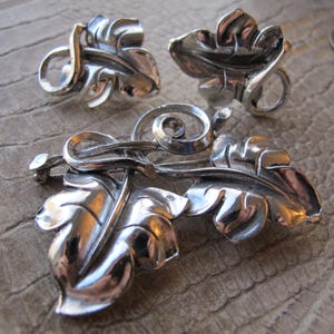 Retro Silver Tone Plate Fashion Leaf Leaves Brooch & Matching Earrings Set, Scandinavian Inspired Retro 70&#39;s Costume Silver Fashion Jewelry