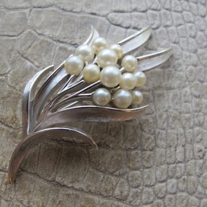 Spilla a spruzzo floreale in argento Trifari Crown con perle, spilla di bigiotteria in metallo bianco firmata dal designer, spilla anni &#39;60