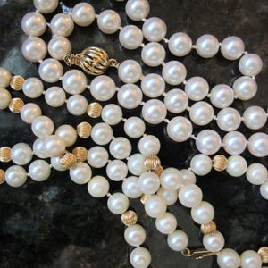 Halsband med odlade längre pärlor och 14k guldräfflade pärlor, dödsbo, en ägare, vintage 70-tal, japanska saltvattenspärlpärlor, i befintligt silke bild 17