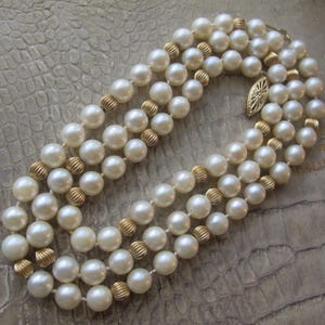 Halsband med odlade längre pärlor och 14k guldräfflade pärlor, dödsbo, en ägare, vintage 70-tal, japanska saltvattenspärlpärlor, i befintligt silke bild 18