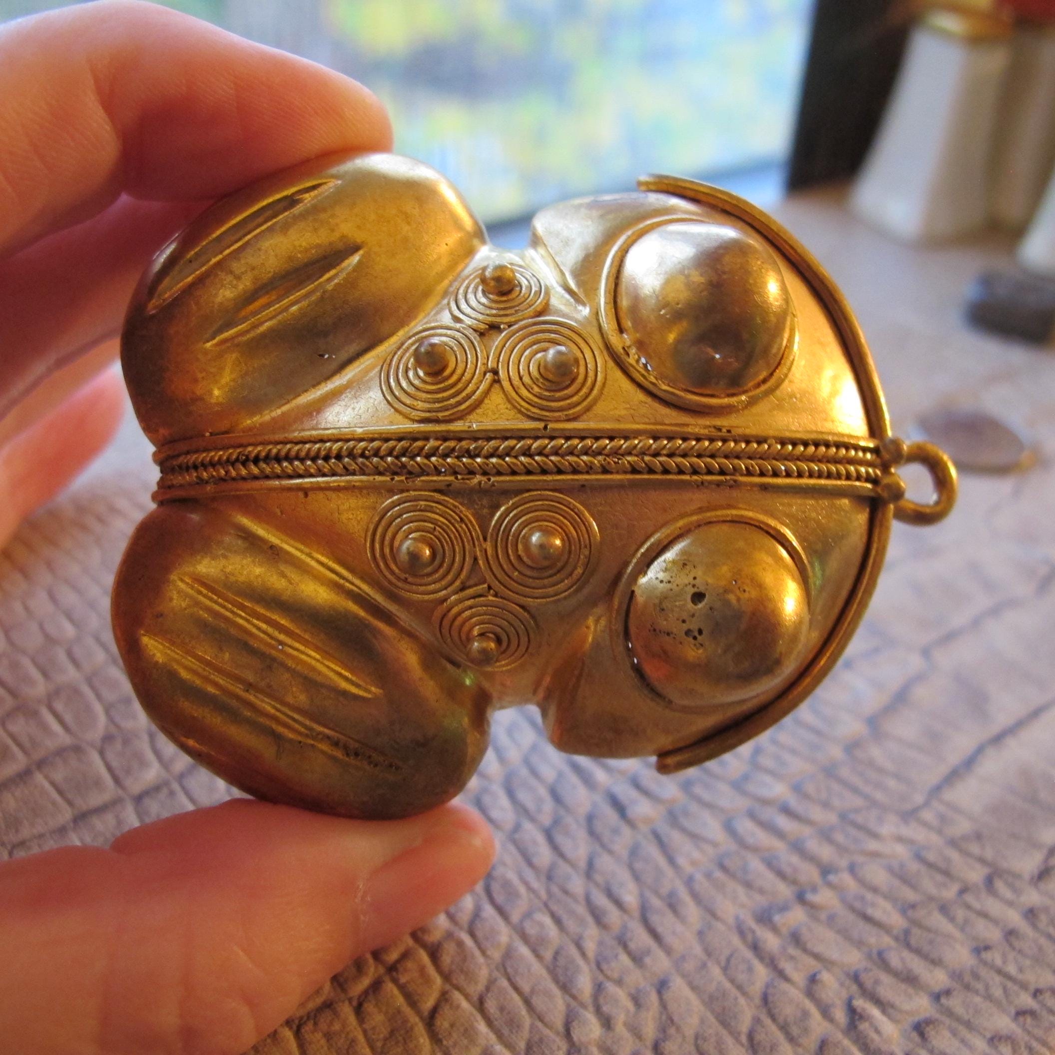 Pre-columbian Statement Gold Plate Puffy 3 D Figural FROG  display picture 3