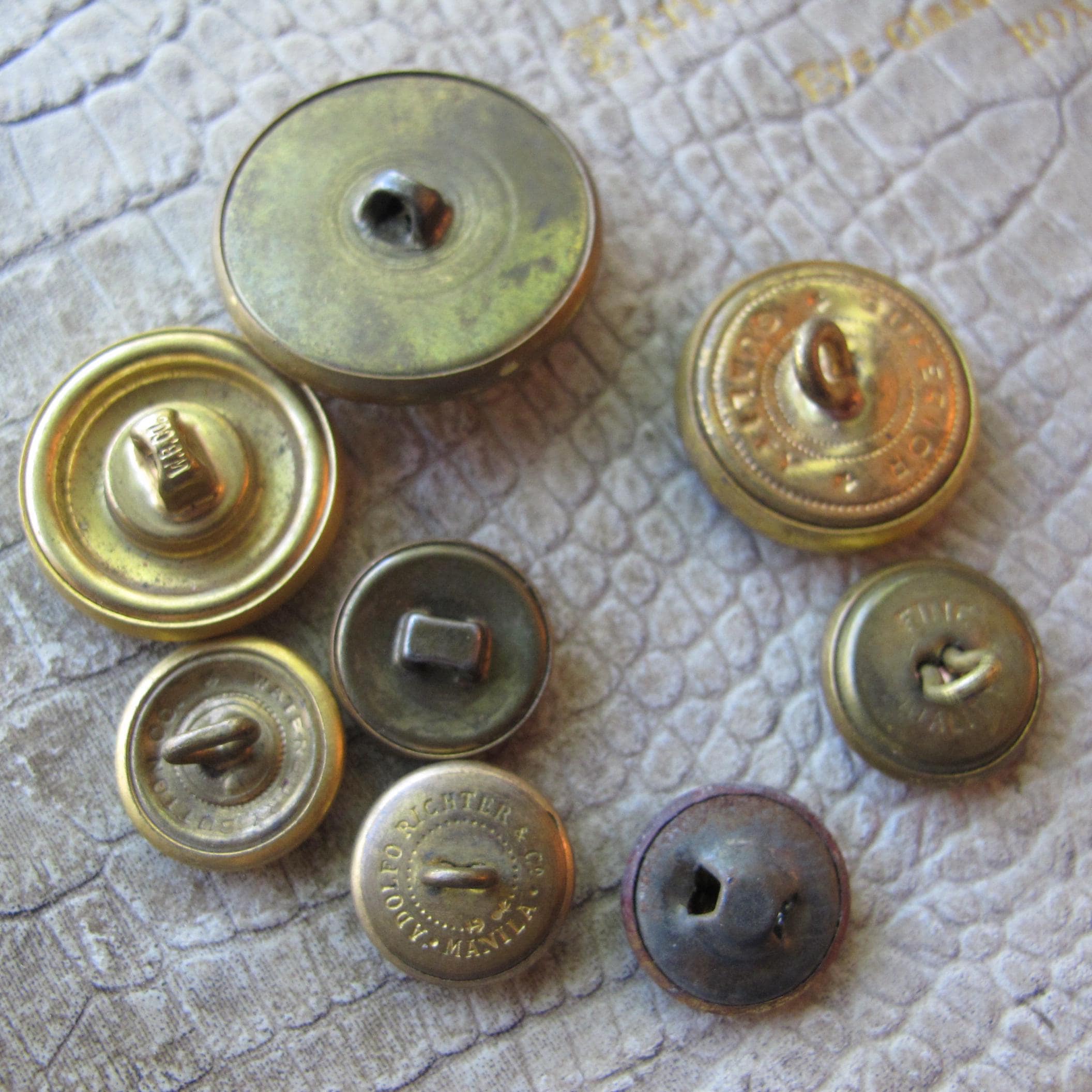 米国製金鍍金軍服ボタン、ヴィンテージ ミックス ロット 8個