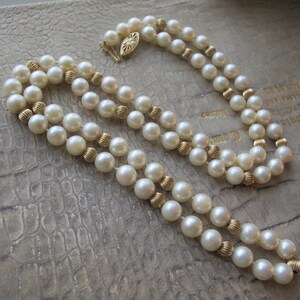 Halsband med odlade längre pärlor och 14k guldräfflade pärlor, dödsbo, en ägare, vintage 70-tal, japanska saltvattenspärlpärlor, i befintligt silke bild 2