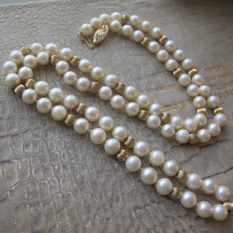 Halsband med odlade längre pärlor och 14k guldräfflade pärlor, dödsbo, en ägare, vintage 70-tal, japanska saltvattenspärlpärlor, i befintligt silke bild 2