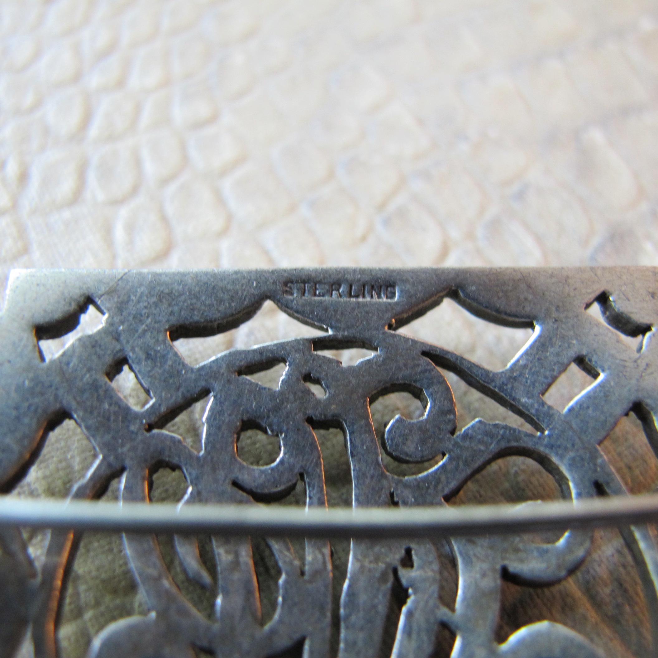 Broche Ancienne Monogramme Lettres F L M Métal Ajouré Plaqué Argent Occasion - Usure Bas