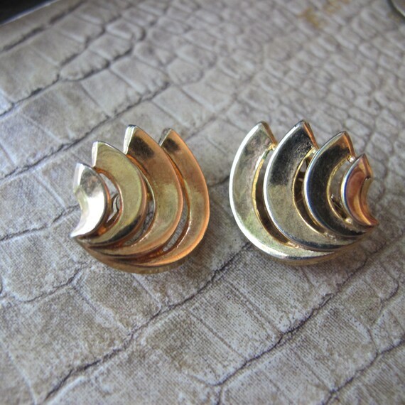 Retro Crown Trifari Gold Tone Fashion Ear Clip Ea… - image 10