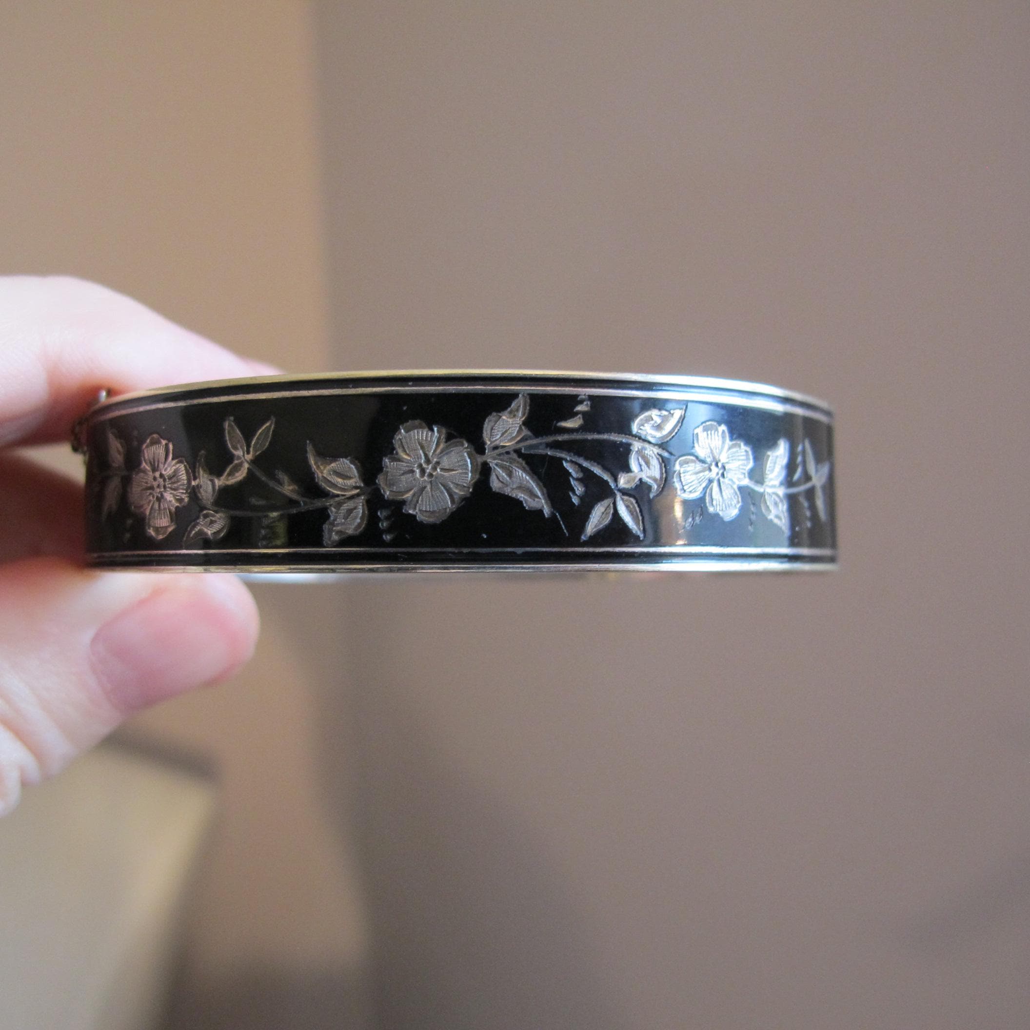 FMCO Signed Finberg Mfg. Co. Etched Enamel Flowering Vine Hinged