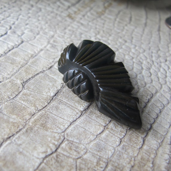 Deeply Carved Art Deco Bakelite Dress Clip, Ameri… - image 6